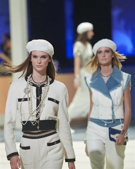 chanel défilé croisière 2018|Le carnet de bord Instagram du défilé Chanel croisière 2018 à Paris.